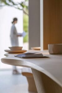 Mesa de comedor de madera vendida por Mobles Guillén