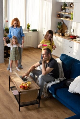 Padre de familia analizando las diferentes opciones de muebles para su hogar en Muebles G