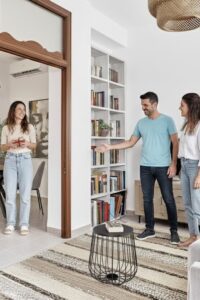 Matrimonio joven español recibiendo visita de una amiga en su piso recién amueblado con packs de Mobles Guillén